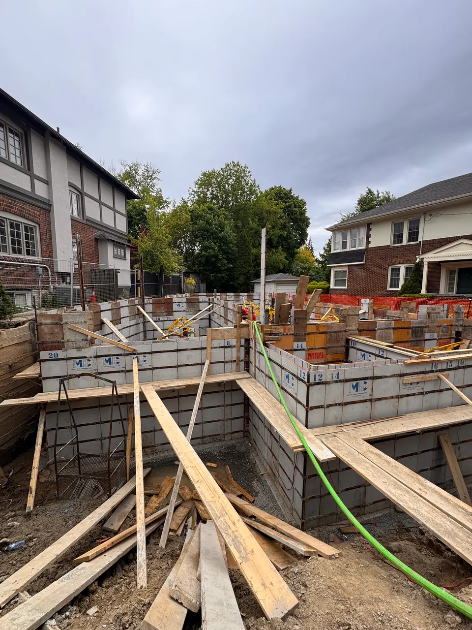 Foundation formwork between neighbouring houses