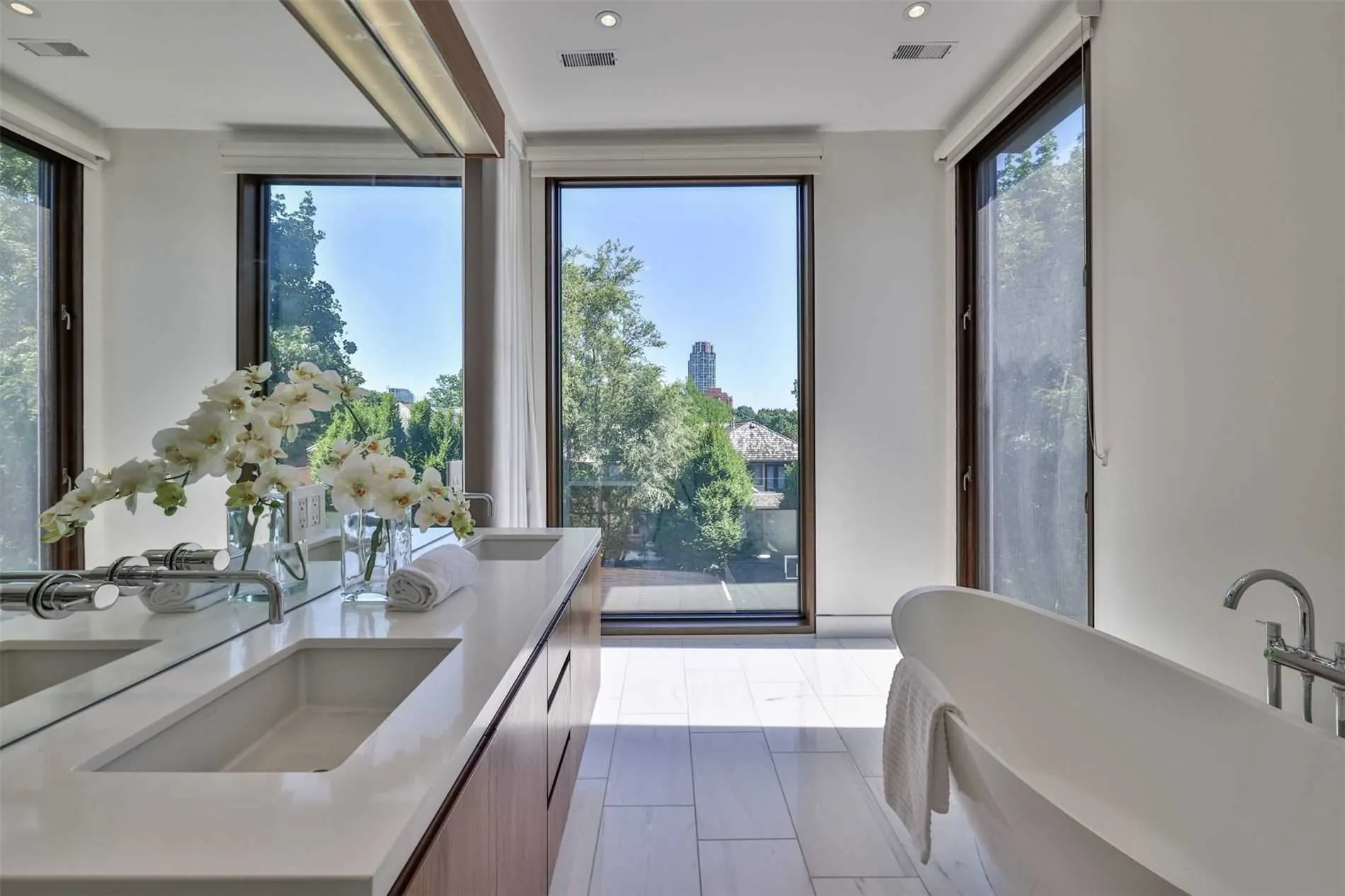 Ensuite with a floating vanity and garden view