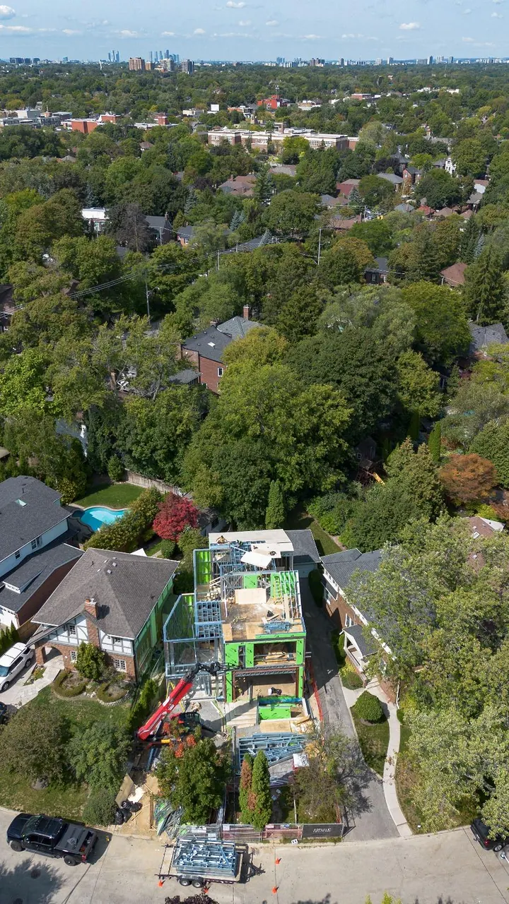 Aerial view of a site in its neighbourhood